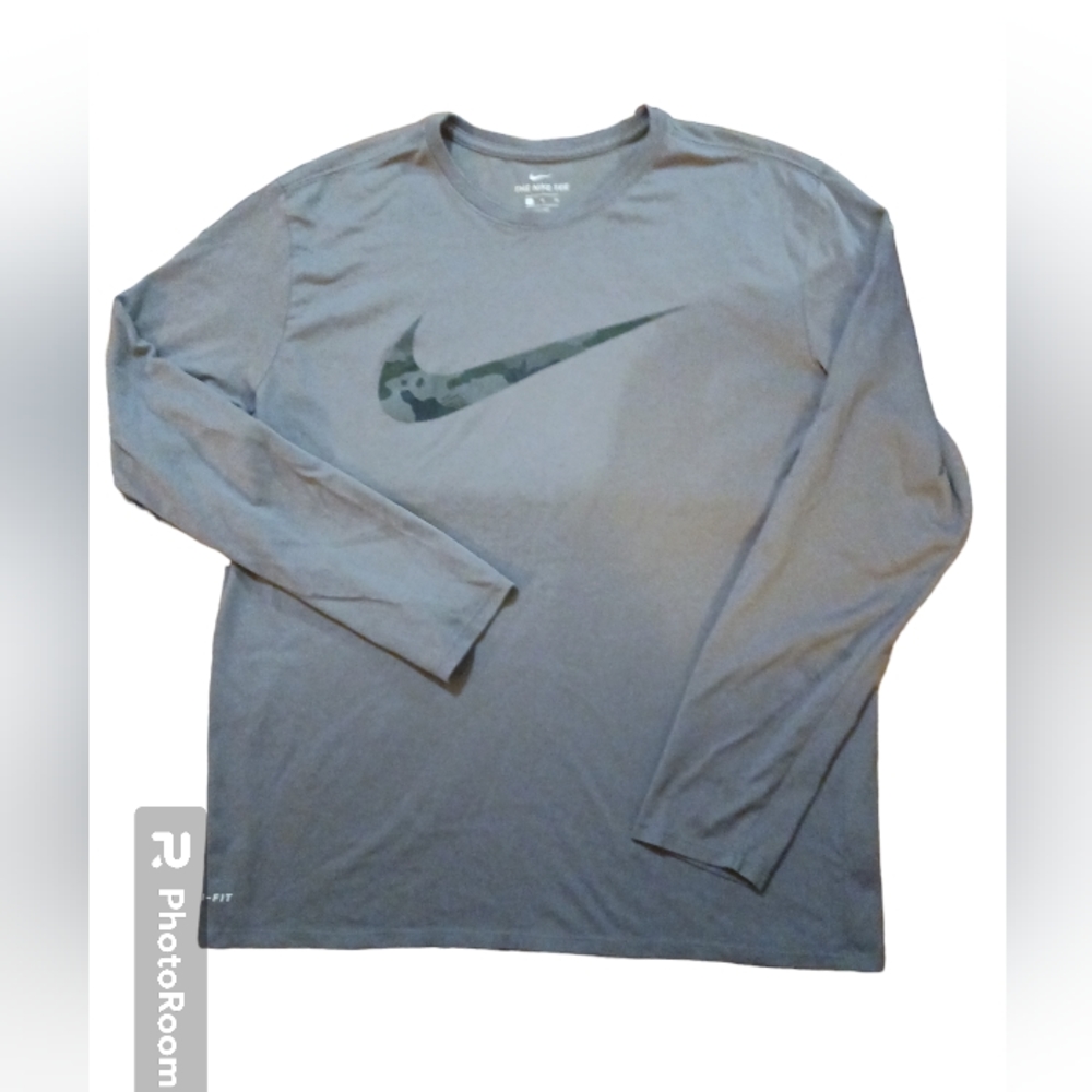 Nike Dri Fit tee. Athletic cut. Mens XL